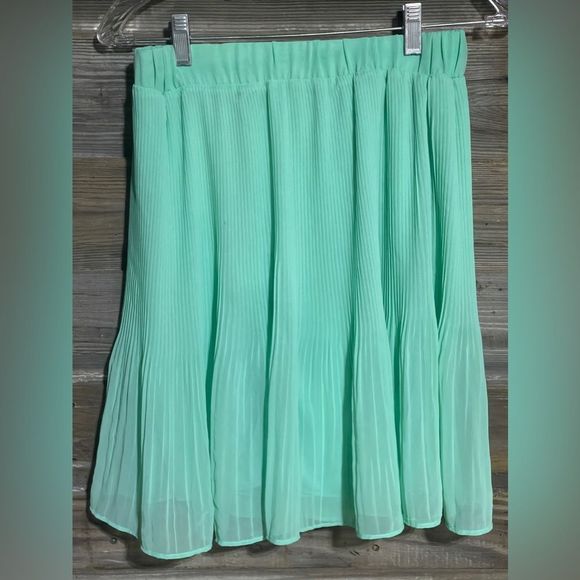 Teal knee length Forever 21 skirt - Picture 2 of 3